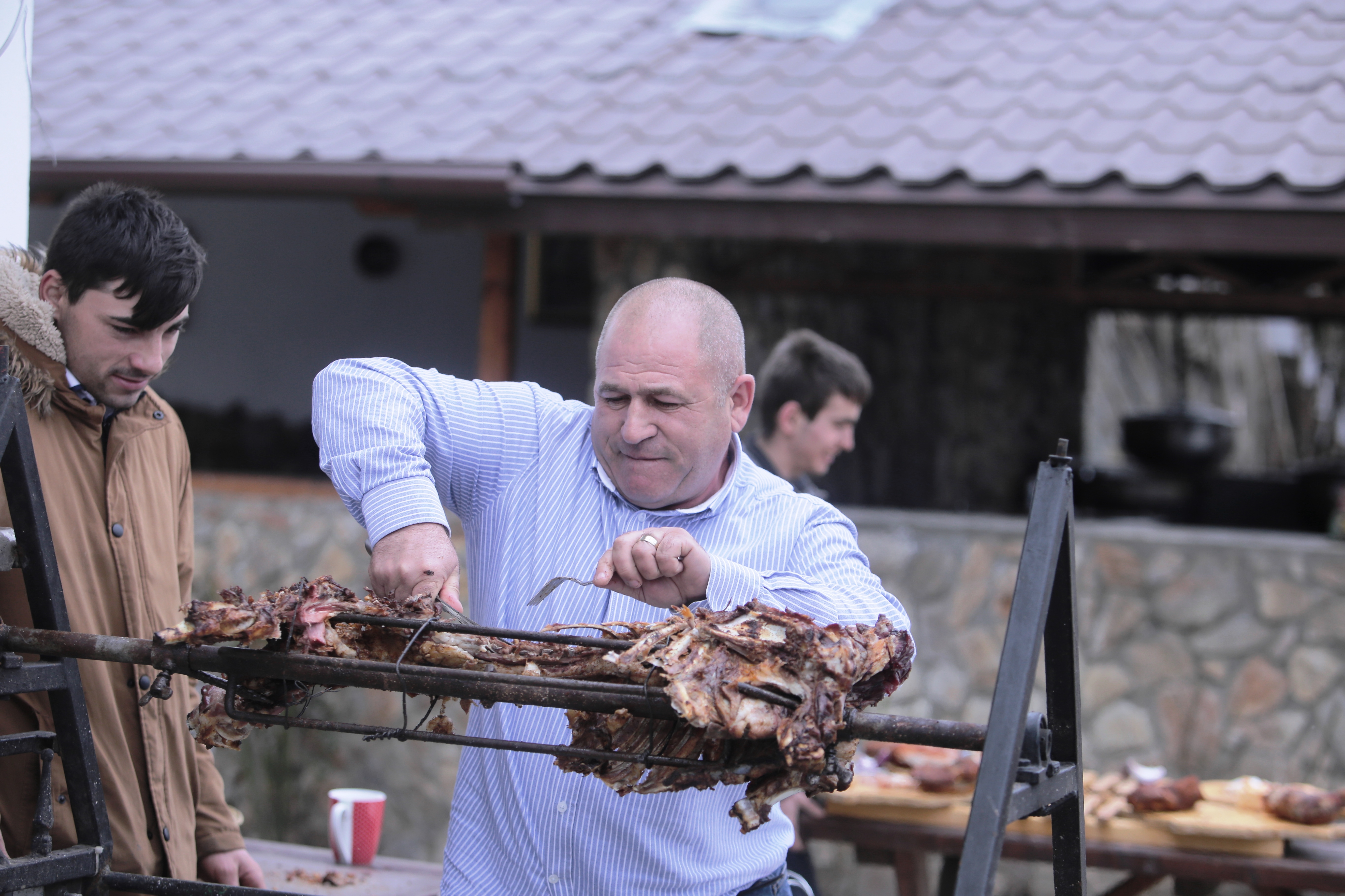 VIDEO EXCLUSIV/ Vedetele autohtone au trecut la munca de jos. Și-au reamintit de lunile petrecute la „Ferma vedetelor”