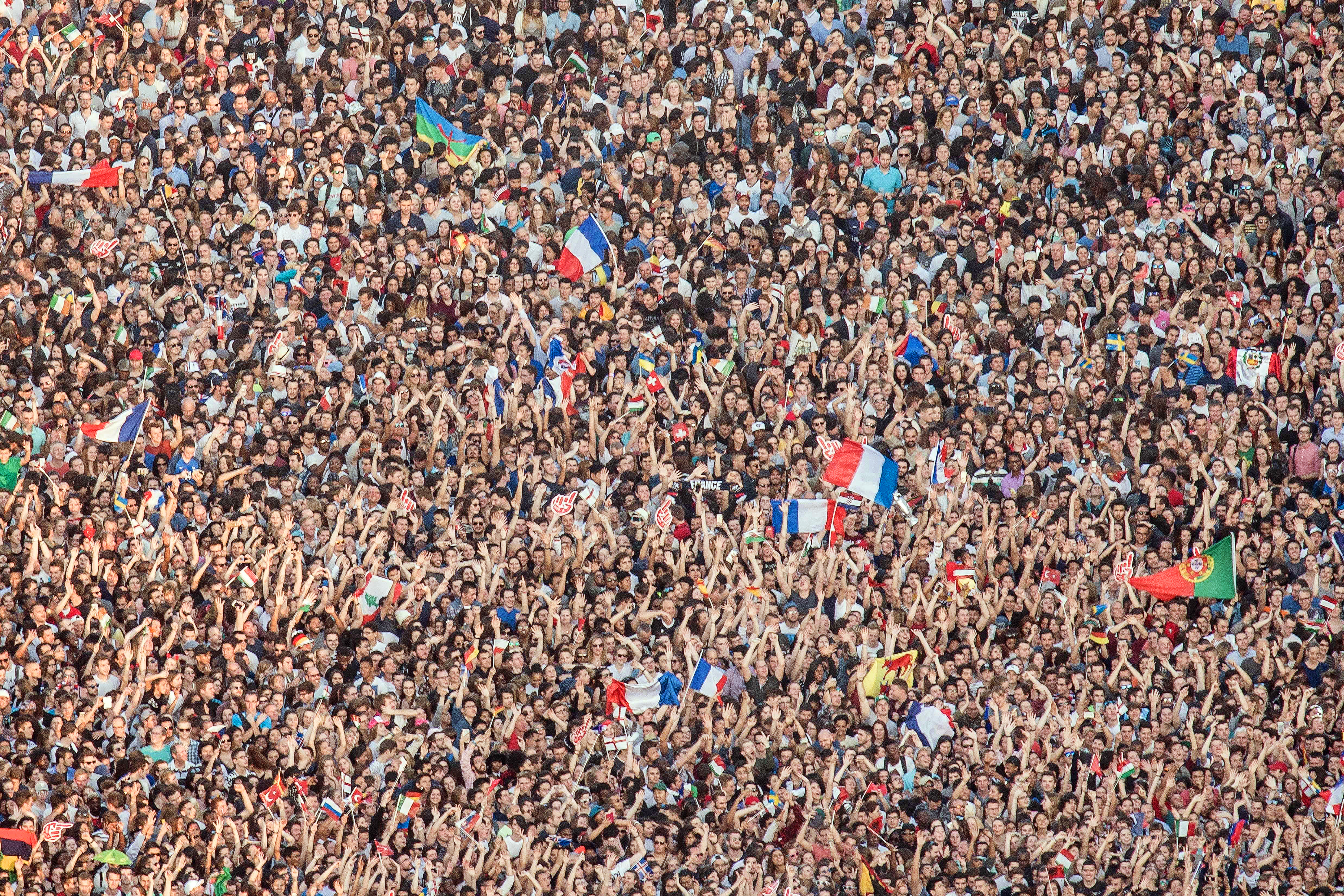 Euro 2016. ”Libertatea” a fost la fan-zonul uriaș din Paris, deschis cu un concert David Guetta, în prezența a zeci de mii de oameni. Securitate strictă / GALERIE FOTO și VIDEO