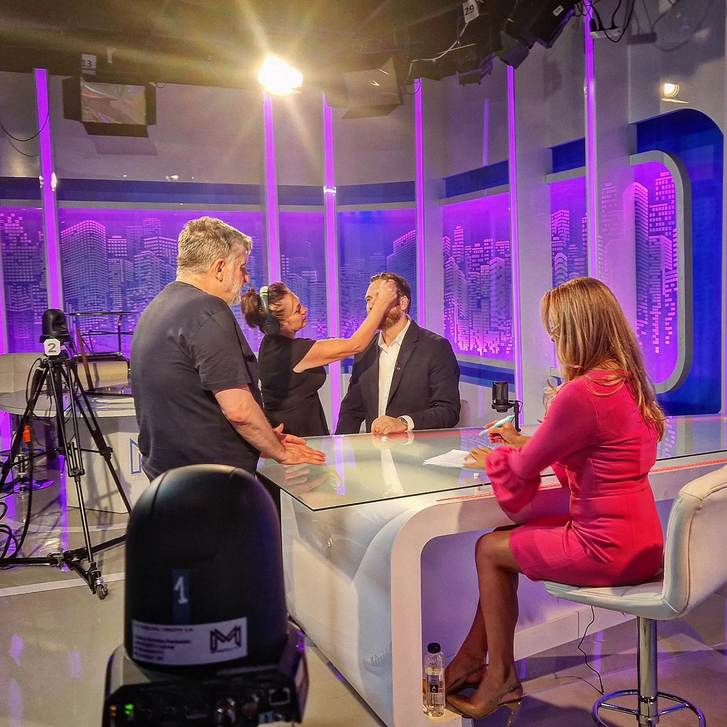 Andreea Ogăraru, soția antrenorului de fotbal George Ogăraru, va avea emisiune la Metropola TV. „A venit pentru mine într-un mod cu totul deosebit”