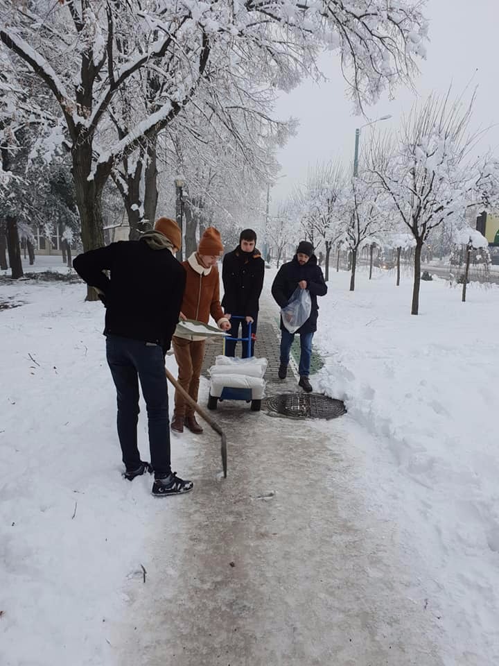 FOTO/ Studenții au ieșit să deszăpezească un trotuar de pe un bulevard din Timișoara pentru că s-au săturat să aștepte Primăria. Robu spune că s-a făcut "tot ce era omenește posibil"