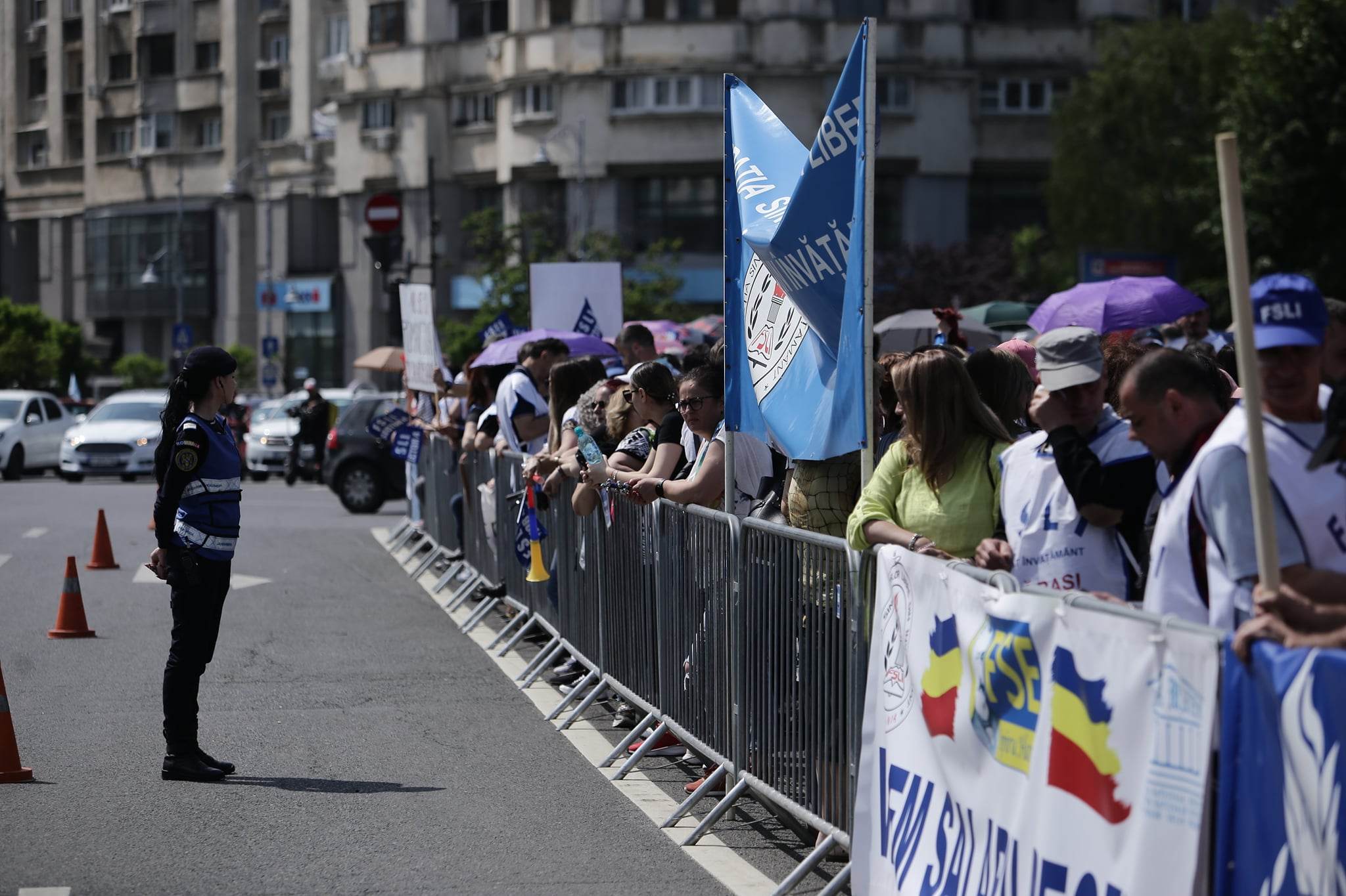 „Nu se poate România educată, cu salarii de altădată”. Mii de cadre didactice au protestat în stradă, în a patra zi de grevă