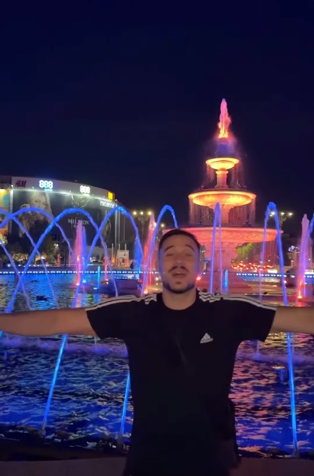 Cine e Miloš Nedeljkov, cunoscut drept Balkandad, care promovează România pe TikTok. A mâncat mici în Piața Obor și papanași în Centrul Vechi