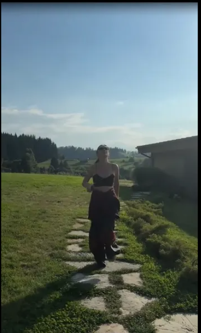 Radu Vâlcan și Adela Popescu, vacanță la munte împreună cu Irina și Răzvan Fodor. Cât costă o noapte la cabana în care s-au cazat cei patru