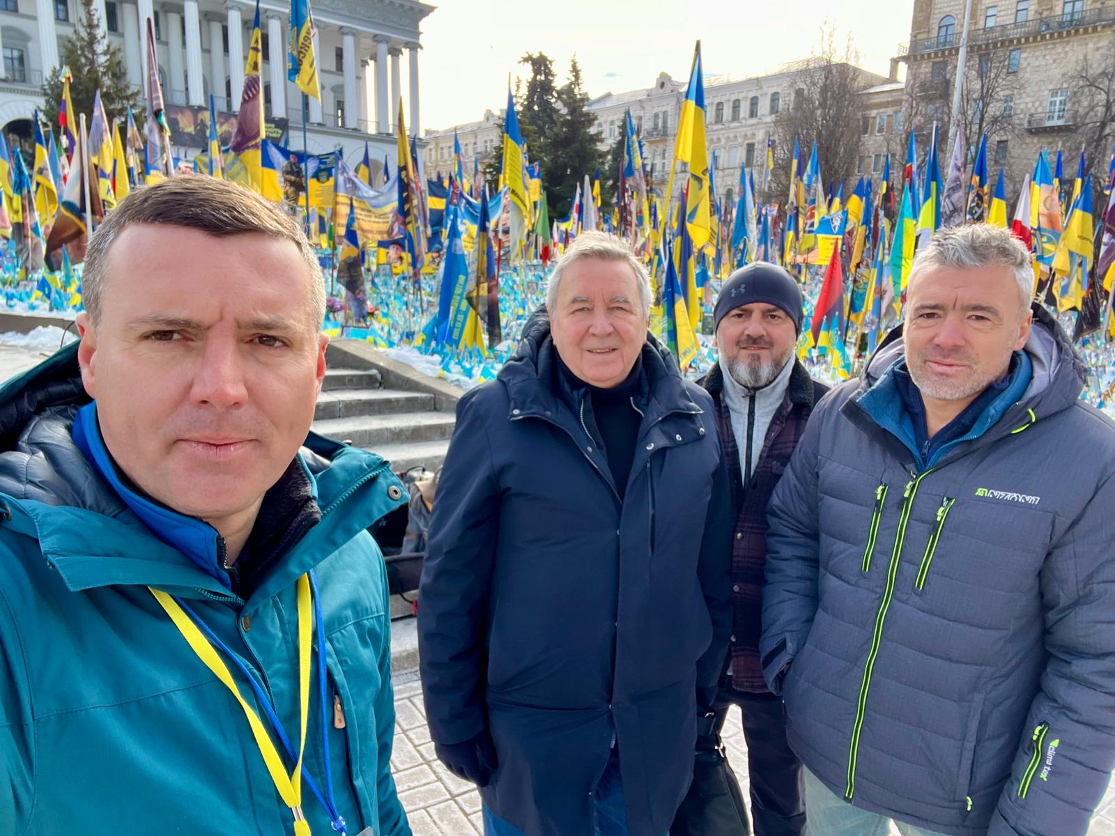 Cum se trăiește pe frontul din Ucraina. Relatările lui Alex Costache, jurnalistul TVR care a mers de 13 ori în mijlocul războiului: „Se auzeau obuzele cum vâjâiau în aer. Cădeau la 500 de metri de locul unde ne aflam”