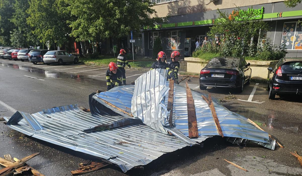 Codul roșu de furtuni a făcut prăpăd în Târgoviște: vântul a smuls și aruncat în stradă acoperișul unui bloc, zeci de copaci au fost puși la pământ