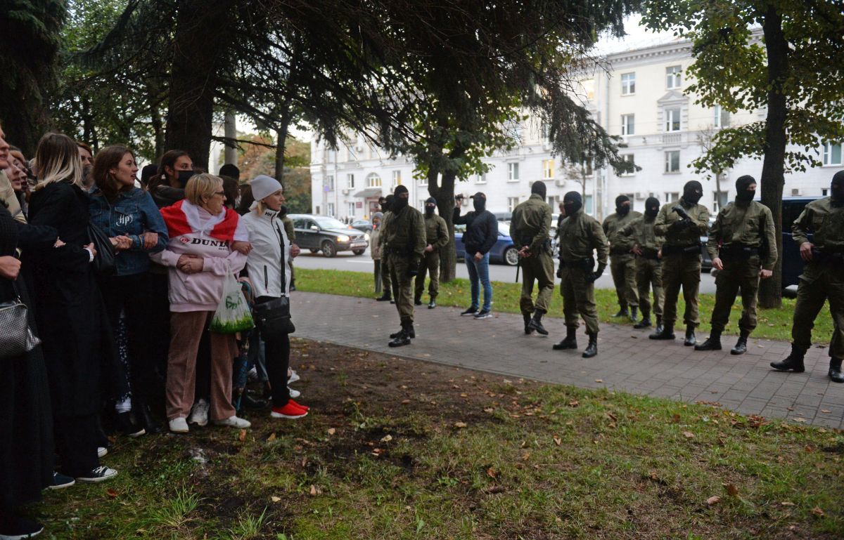 Protestatare vs mascații lui Lukașenko. Imaginile din Minsk care au făcut înconjurul lumii