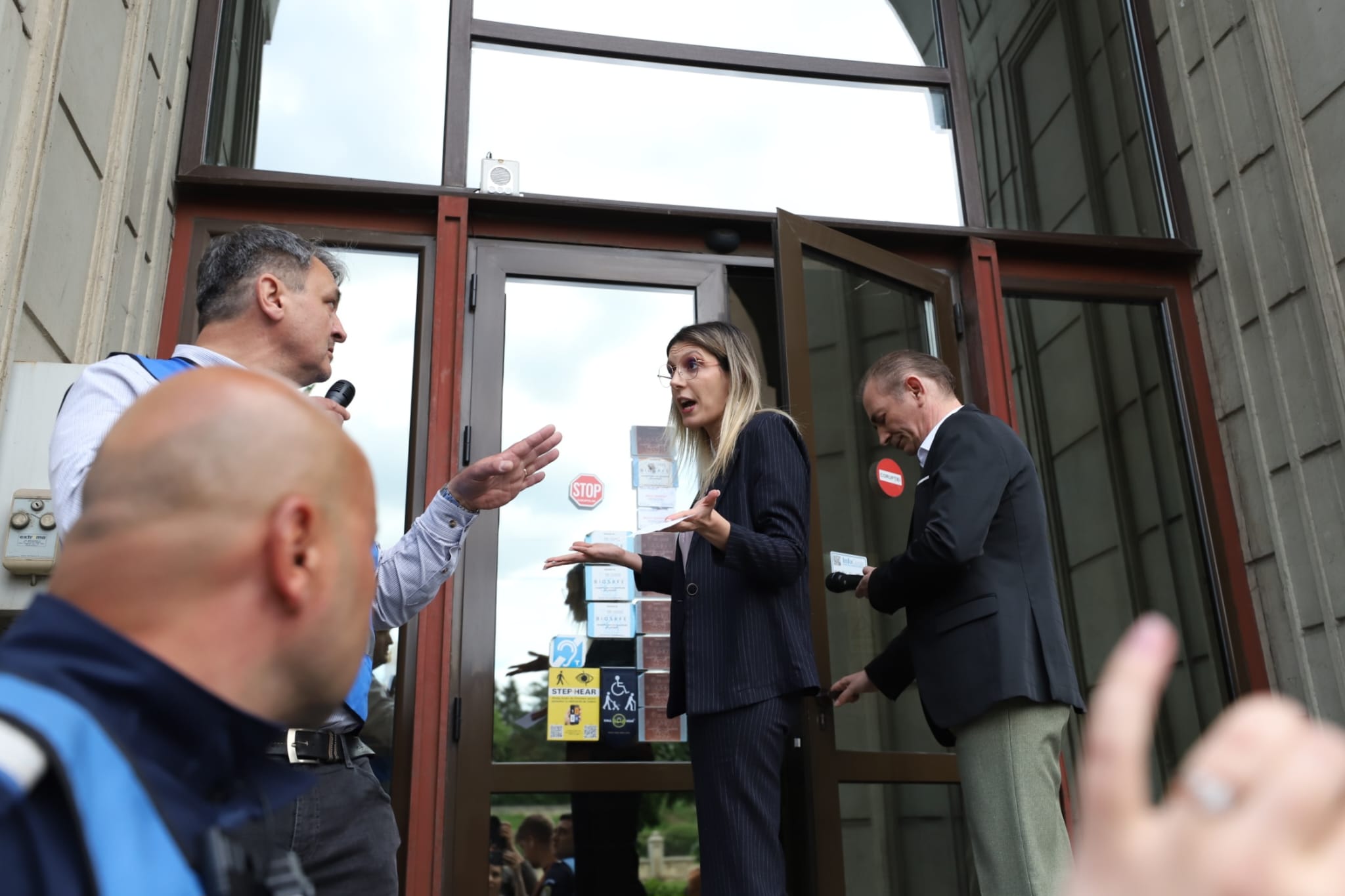 Diana Buzoianu i-a luat tare pe sindicaliștii din fața Ministerului Mediului: „Nu se mai poate cu pile și corupție! Șefii voștri v-au blocat contractele!”