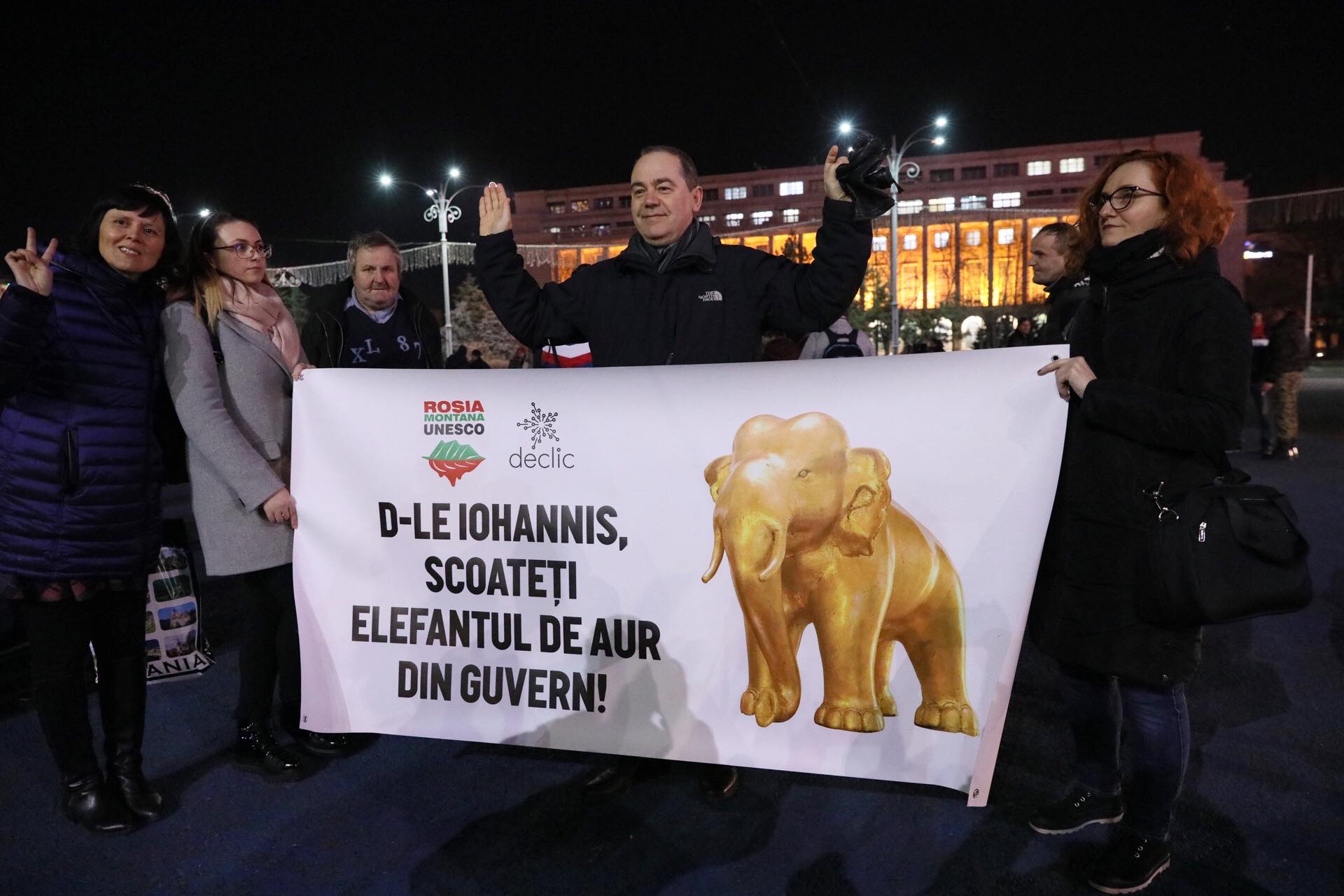 Protest în fața Guvernului: ”Uniți salvăm Roșia Montană!”. Ce le-a spus Ludovic Orban