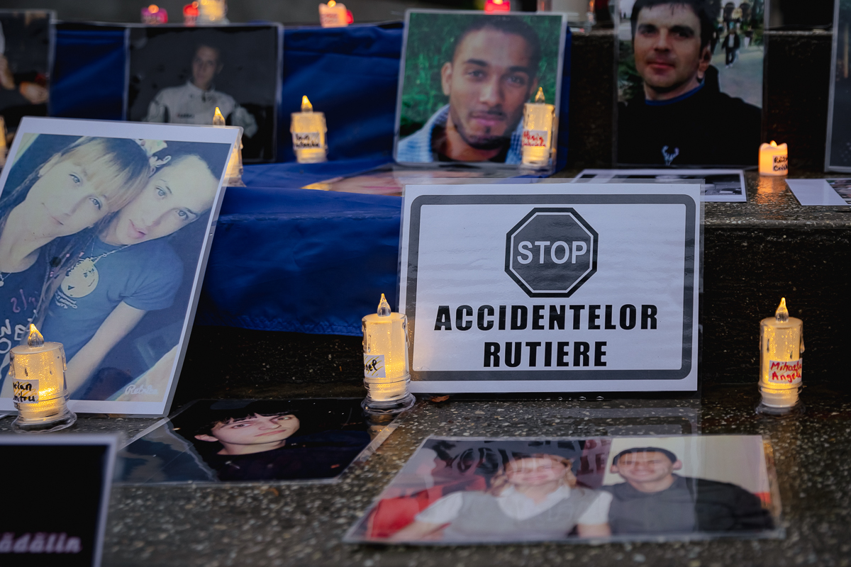 REPORTAJ. Victimele accidentelor auto au fost comemorate, la Bârlad, cu preot şi poliţişti: „Să nu mai avem asfalt însângerat!”