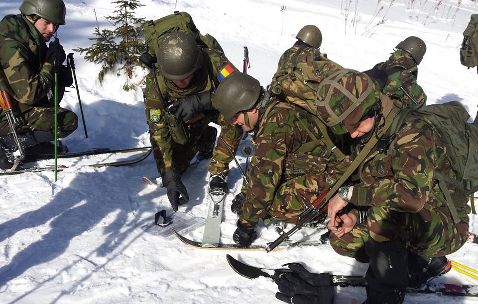 Viaţă de militar la - 20 de grade! Vânătorii de munte ne învaţă cum să ne construim propriul „hotel de gheaţă”