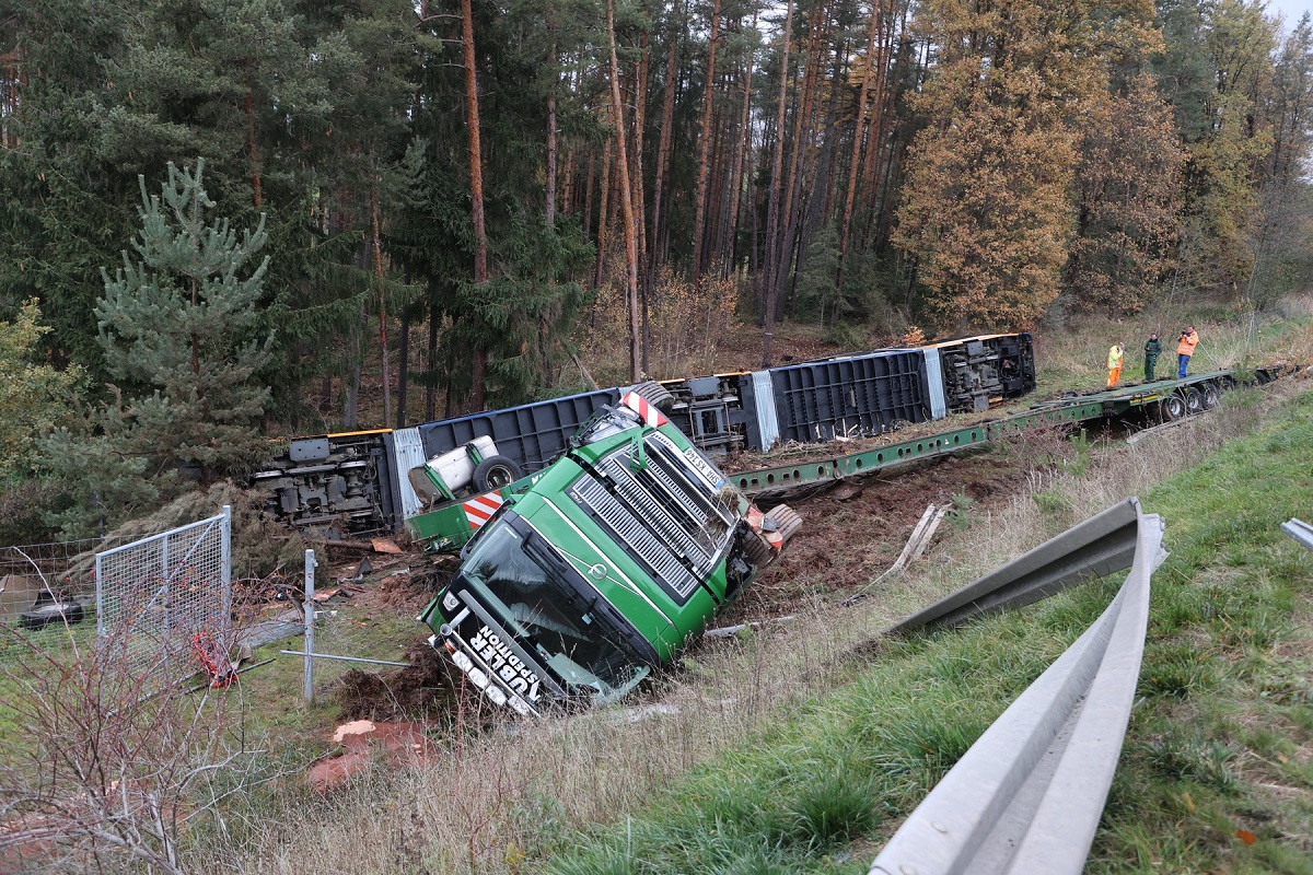 Un camion care transporta un tramvai de 42 de metri s-a răsturnat pe marginea autostrăzii, în Germania. Pagube de 2,5 milioane de euro