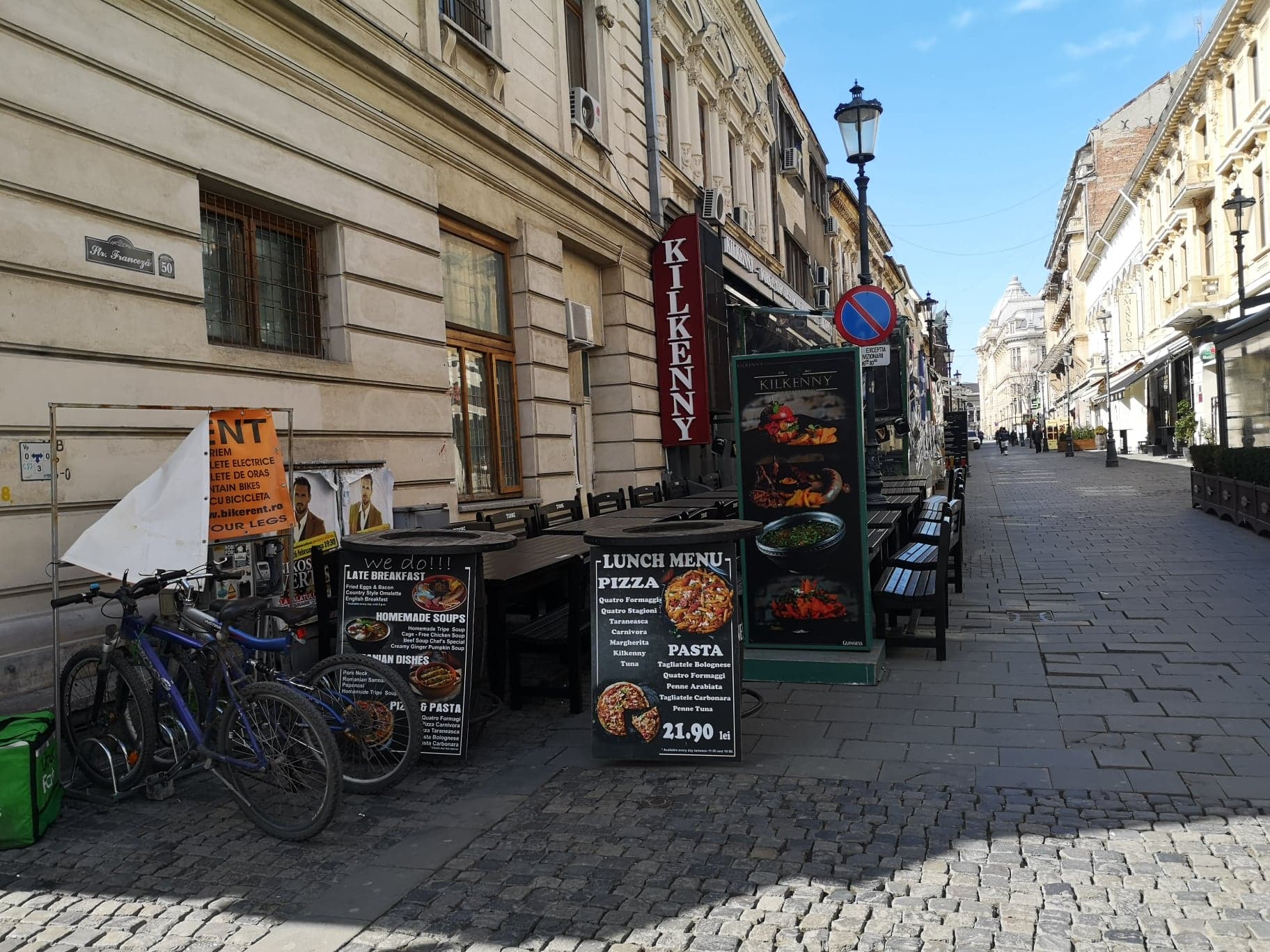 Starea de urgență îi ține pe bucureșteni în case și închide localurile din Centrul Vechi. Fotografii cu Capitala goală