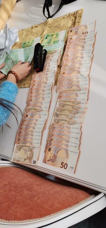 Cum funcționa rețeaua care elibera fraudulos permise auto la Suceava. Prețul unui permis: până la 6.000 de euro. Imagini cu mita găsită de procurorii DNA
