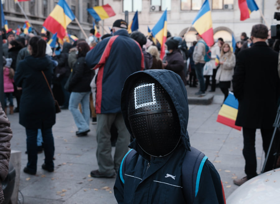Protest anti-restricții, de Ziua Națională, în București. Sunt câteva sute de persoane în Piața Universității