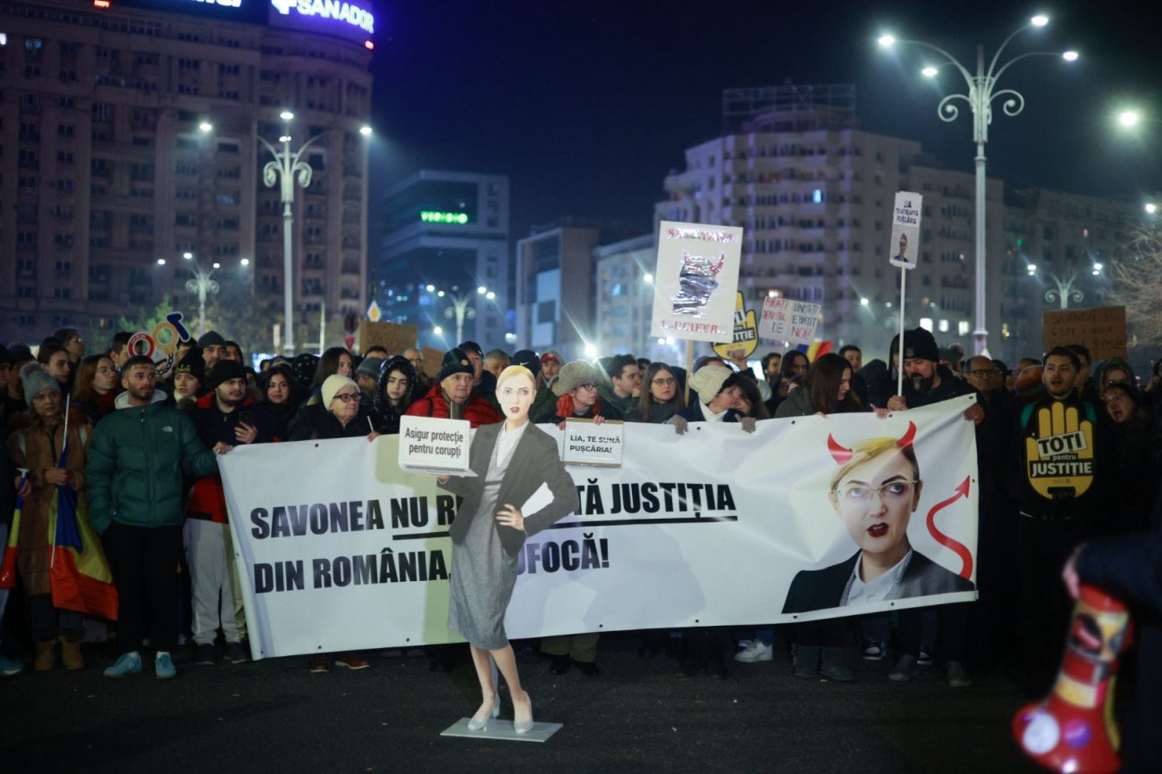 Nou protest în Piața Victoriei din București. Câteva mii de oameni au cerut demisia șefei Curții Supreme, Lia Savonea, pentru neregulile din justiție, în a patra zi consecutivă
