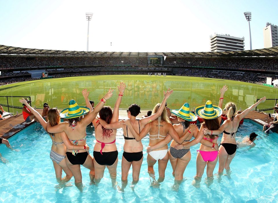 Australienii au construit stadion cu piscină. Nu mai știu cum să atragă spectatorii | GALERIE FOTO