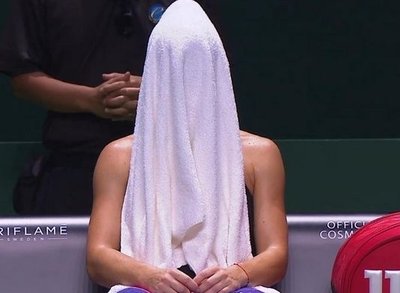 Darren Cahill râde de Simona Halep! ^Jucătoarea noastră a repetat gestul pe care-l face atunci când îi este greu / GALERIE FOTO