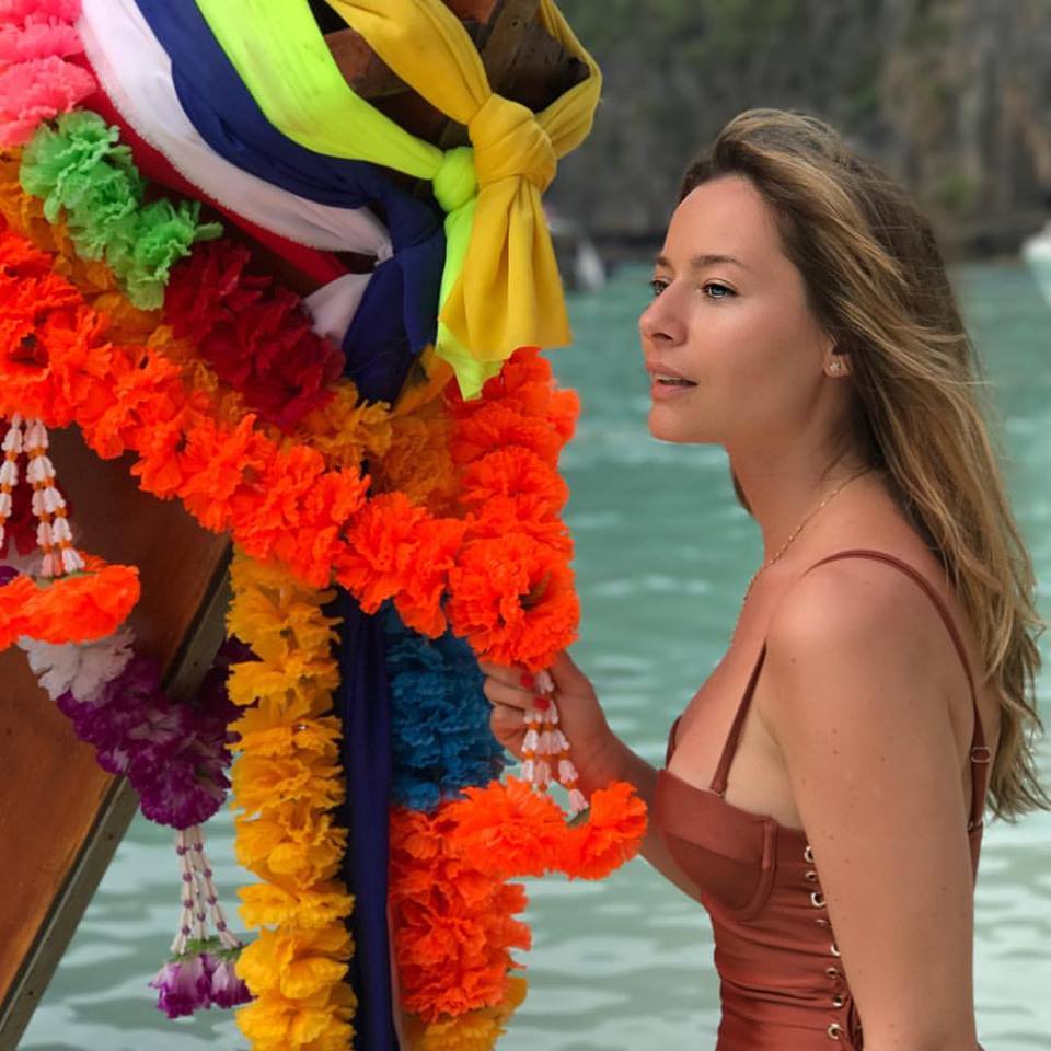 Laura Cosoi, fără sutien la plajă. Cât de bine arată la 35 de ani | FOTO