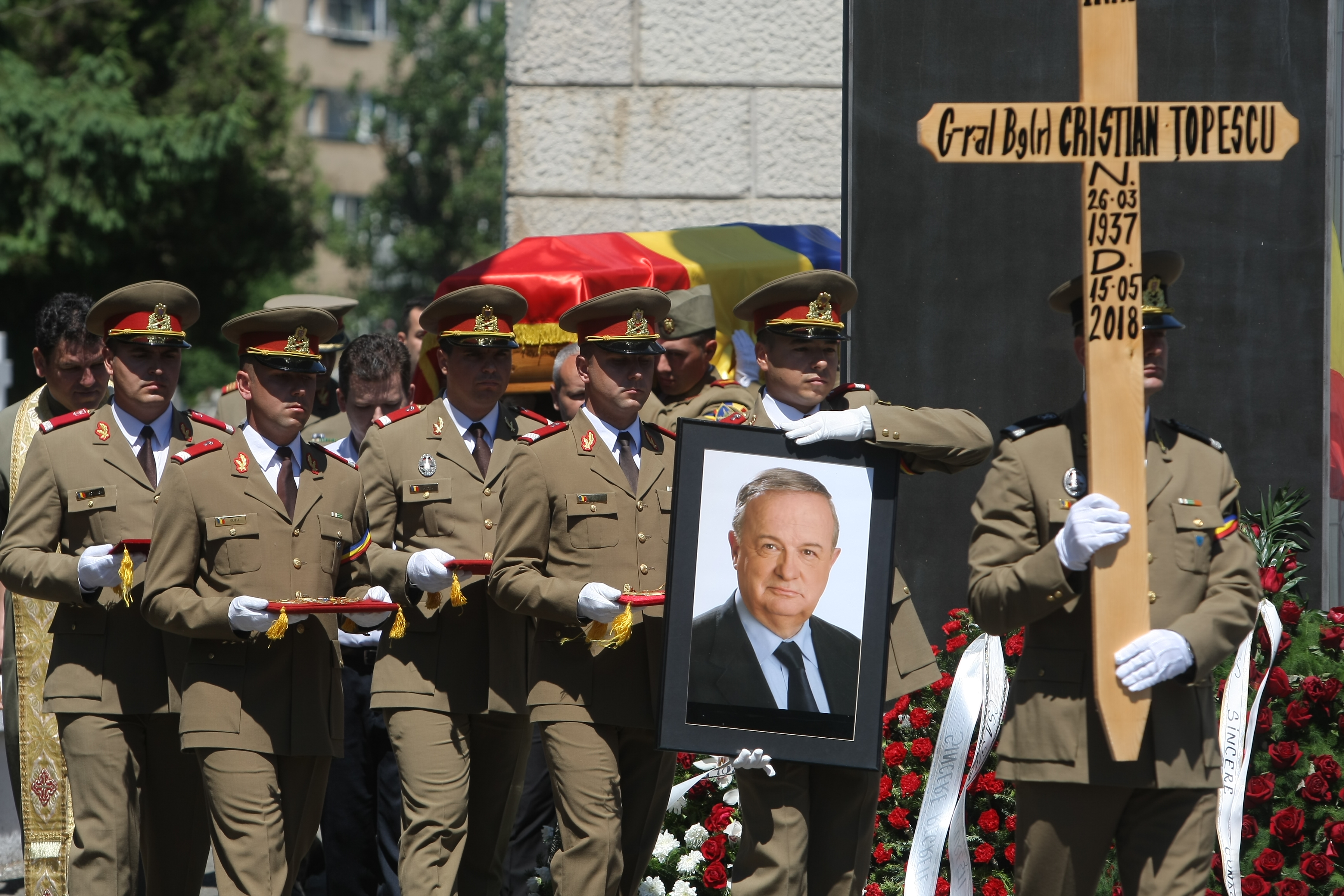 GALERIE FOTO&VIDEO/ Cristian Țopescu, înmormântat cu onoruri militare, la Cimitirul Ghencea Militar din București