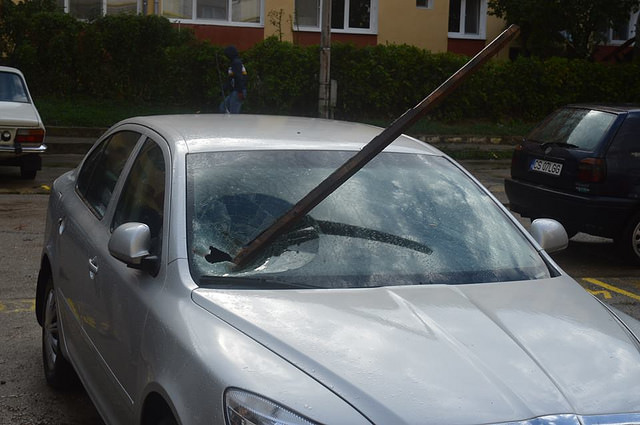 Opt morți și 137 de răniți după urgia din vestul țării. 263.000 de oameni nu au curent electric
