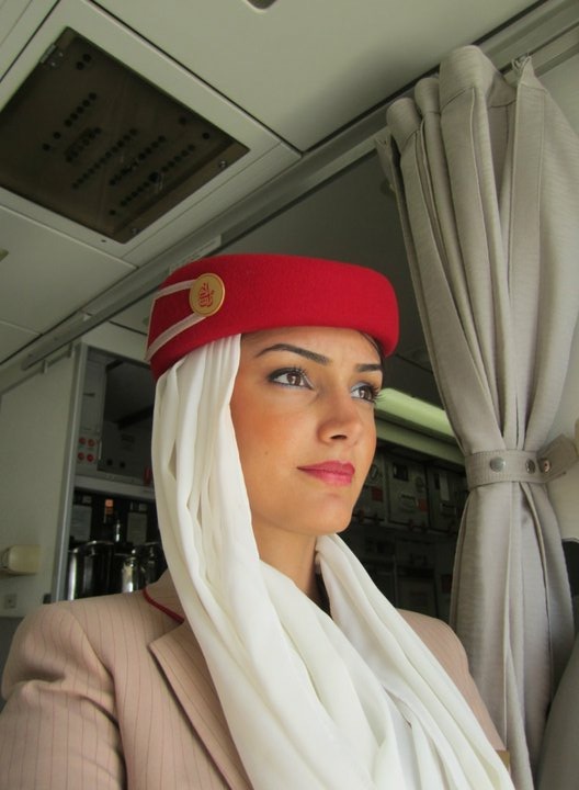 O româncă e stewardesa familiei regale din Emiratele Arabe! Andreea Ștefănescu a făcut aceeași școală de maniere ca Lady Diana