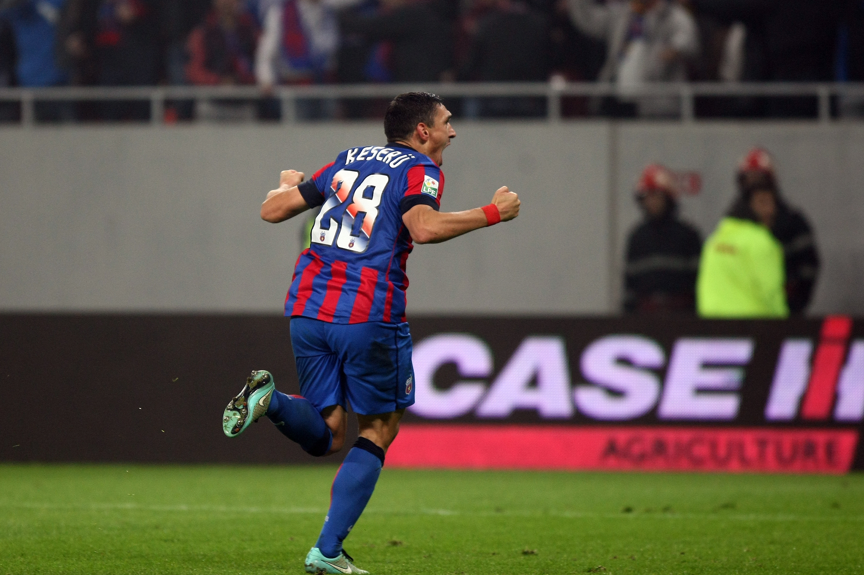 GALERIE FOTO&VIDEO/ DERBY-UL ROMÂNIEI, STEAUA - DINAMO 3-0. ^ Echipa din Ghencea i-a speriat pe ”câini” de Halloween! Szukala, Papp și Keșeru au înscris pentru roș-albaștri. Arlauskis și Bărboianu, loviți de petardele aruncate de suporteri. Băiatul lui Florentin Petre a debutat la Dinamo