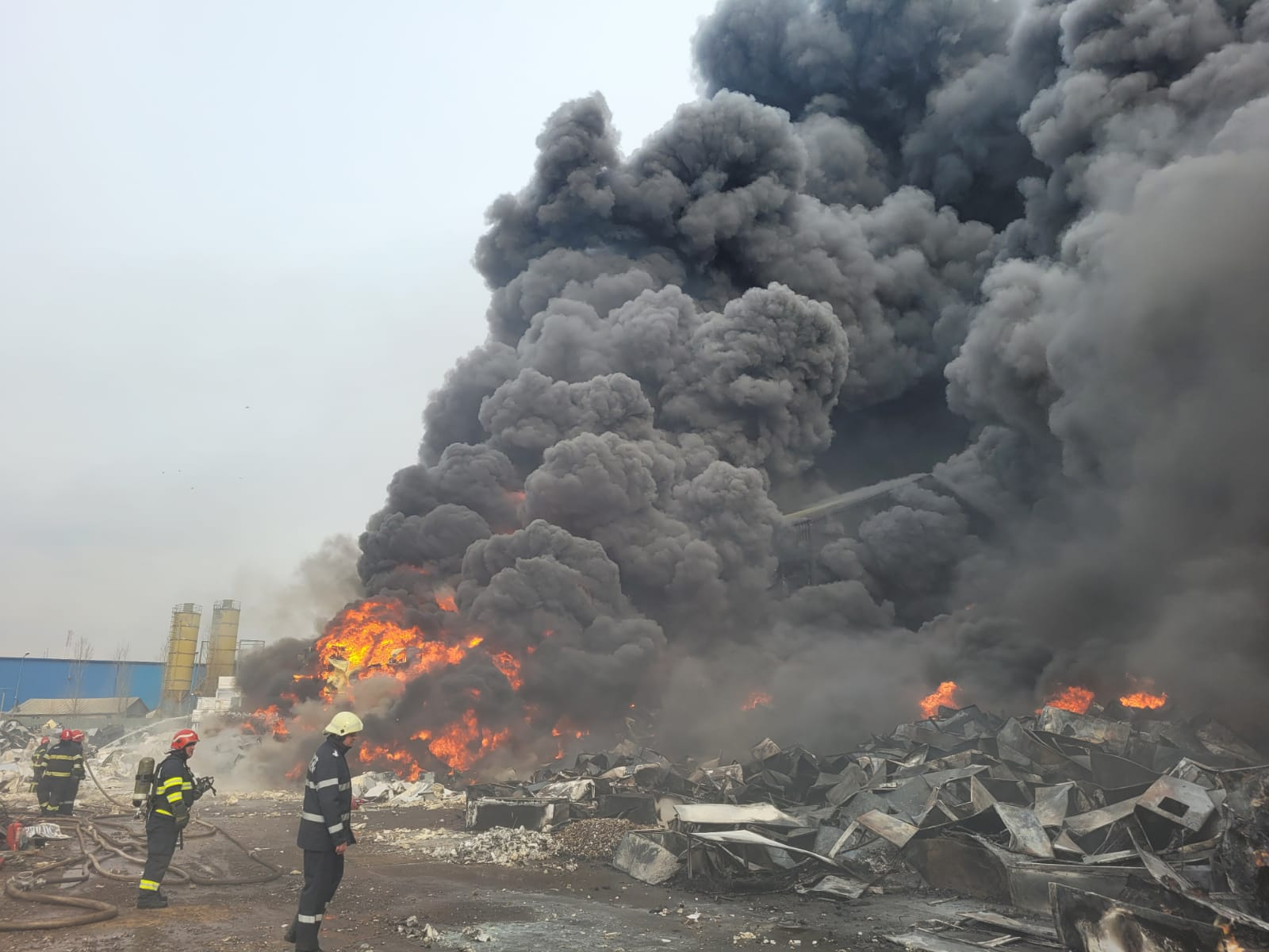 VIDEO | Reacția Gărzii de Mediu Buzău, după  incendiul de marţi: „Din păcate, atmosfera este poluată. Am dispus APM să facă determinări asupra calităţii aerului”