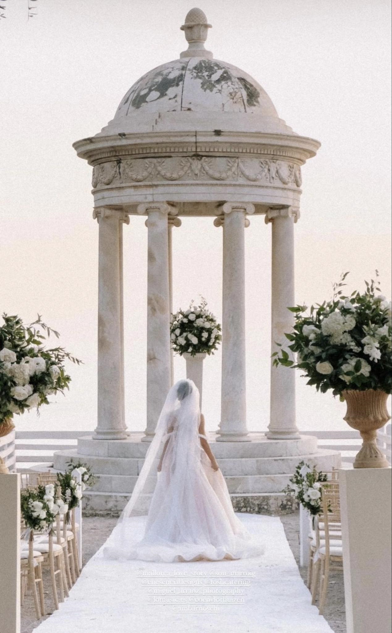 Ana Maria Barnoschi s-a căsătorit religios în Palma de Mallorca. Cum au arătat cele trei rochii de mireasă, dar și decorurile de ceremonie