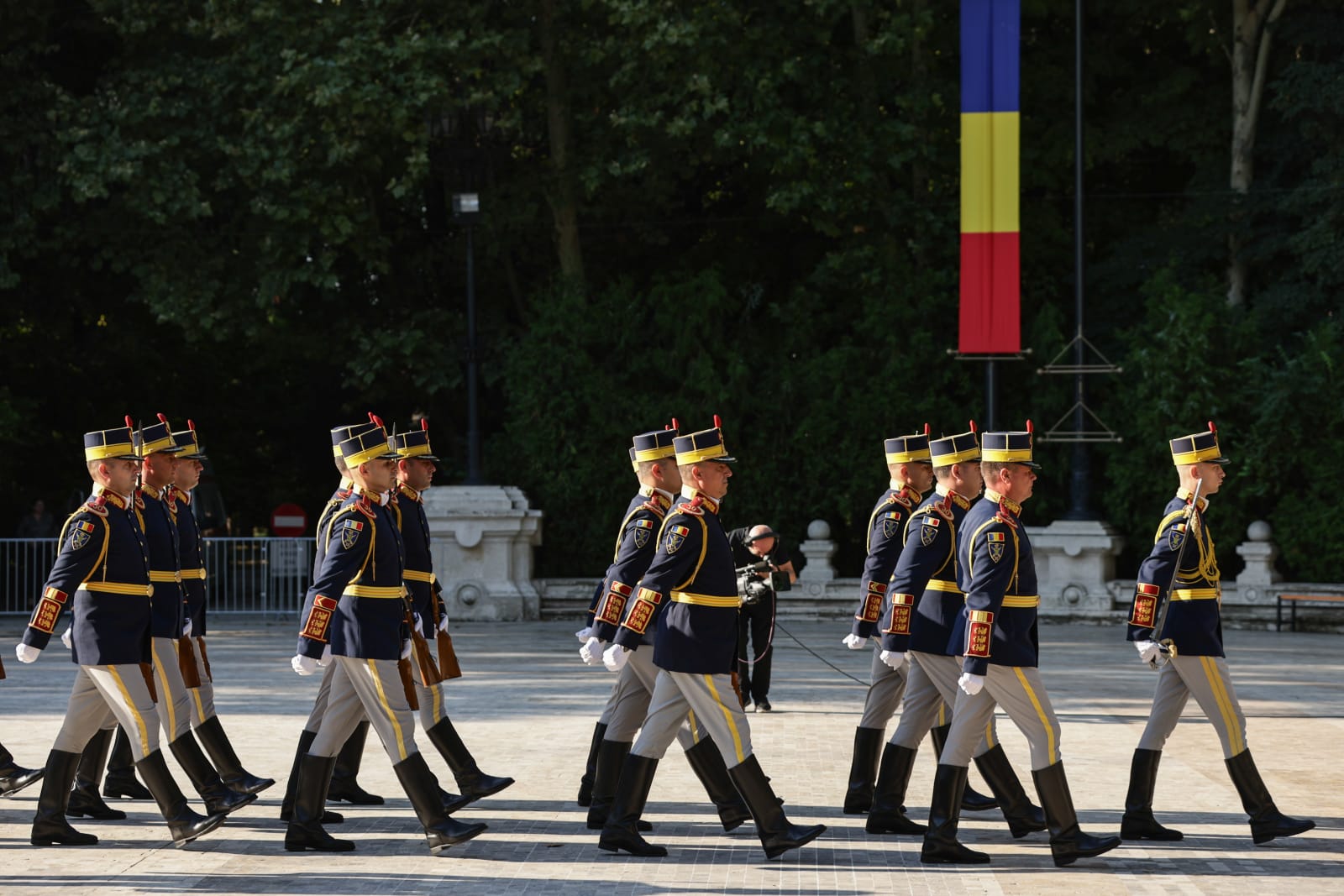 Funeralii de stat pentru Ion Iliescu. Ultimele omagii aduse în fața sicriului fostului președinte, în Sala Unirii, la Palatul Cotroceni
