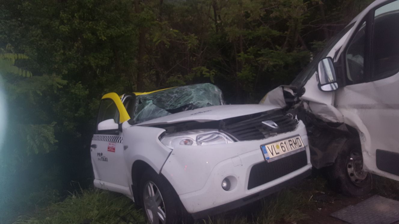 Accident în Mihăeşti, județul Vâlcea. Doi oameni au murit și alți trei sunt răniți