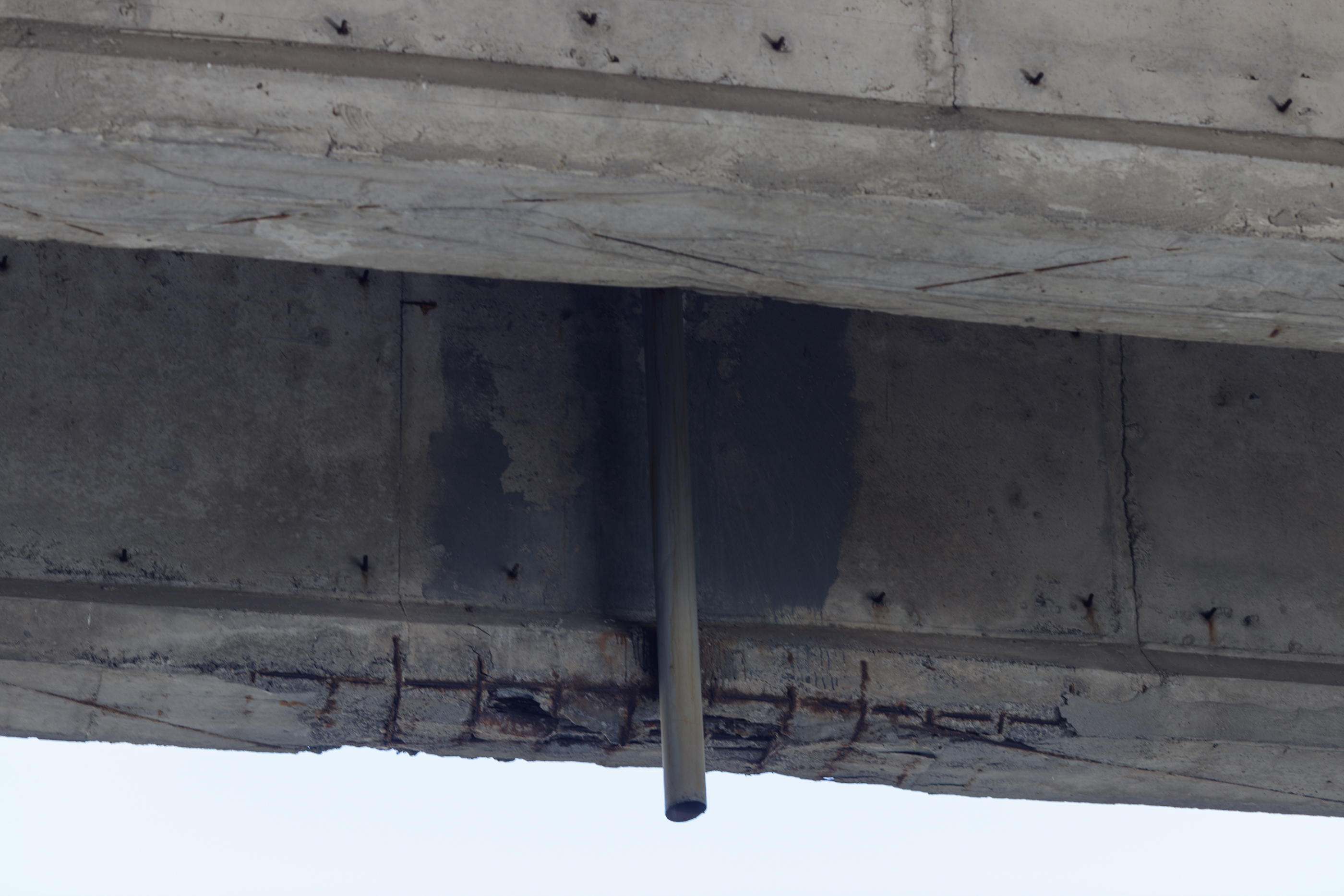 Podul de pe autostrada A1 peste care trec zilnic 40.000 de mașini arată rău: pământ surpat, structură metalică ruginită. „Necesită reabilitare, înlocuirea unor elemente”
