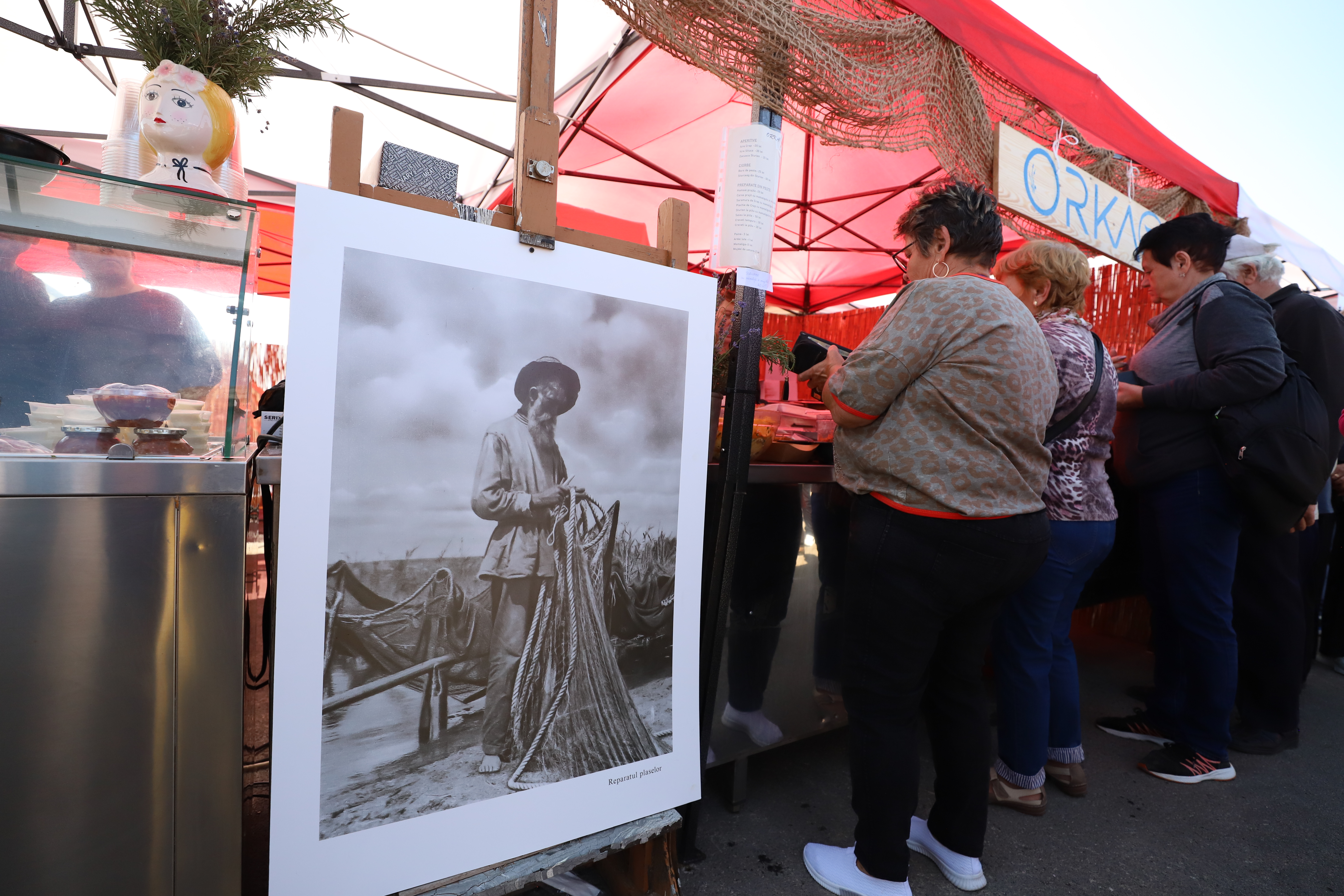 Secrete culinare de la Festivalul Borșului Lipovenesc din Jurilovca. Fără morcov, dar cu ardei și țicore de baltă: „Adevăratul gust îl dau oasele!” | FOTO REPORTAJ