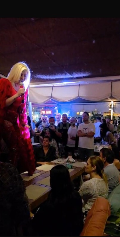 Loredana Groza, show pe masa lui Ianis și a lui Gheorghe Hagi la un local din Mamaia. Soțiile lor, Elena și Marilena, au fost de față