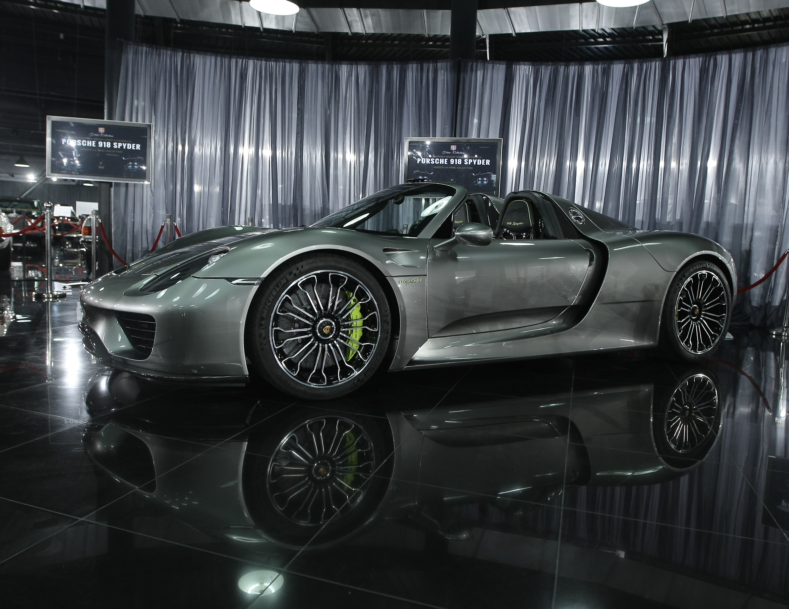 Țiriac și-a prezentat săgeata argintie! Una din cele mai rapide mașini din lume, Porsche 918 Spyder, a intrat joi în colecția omului de afaceri