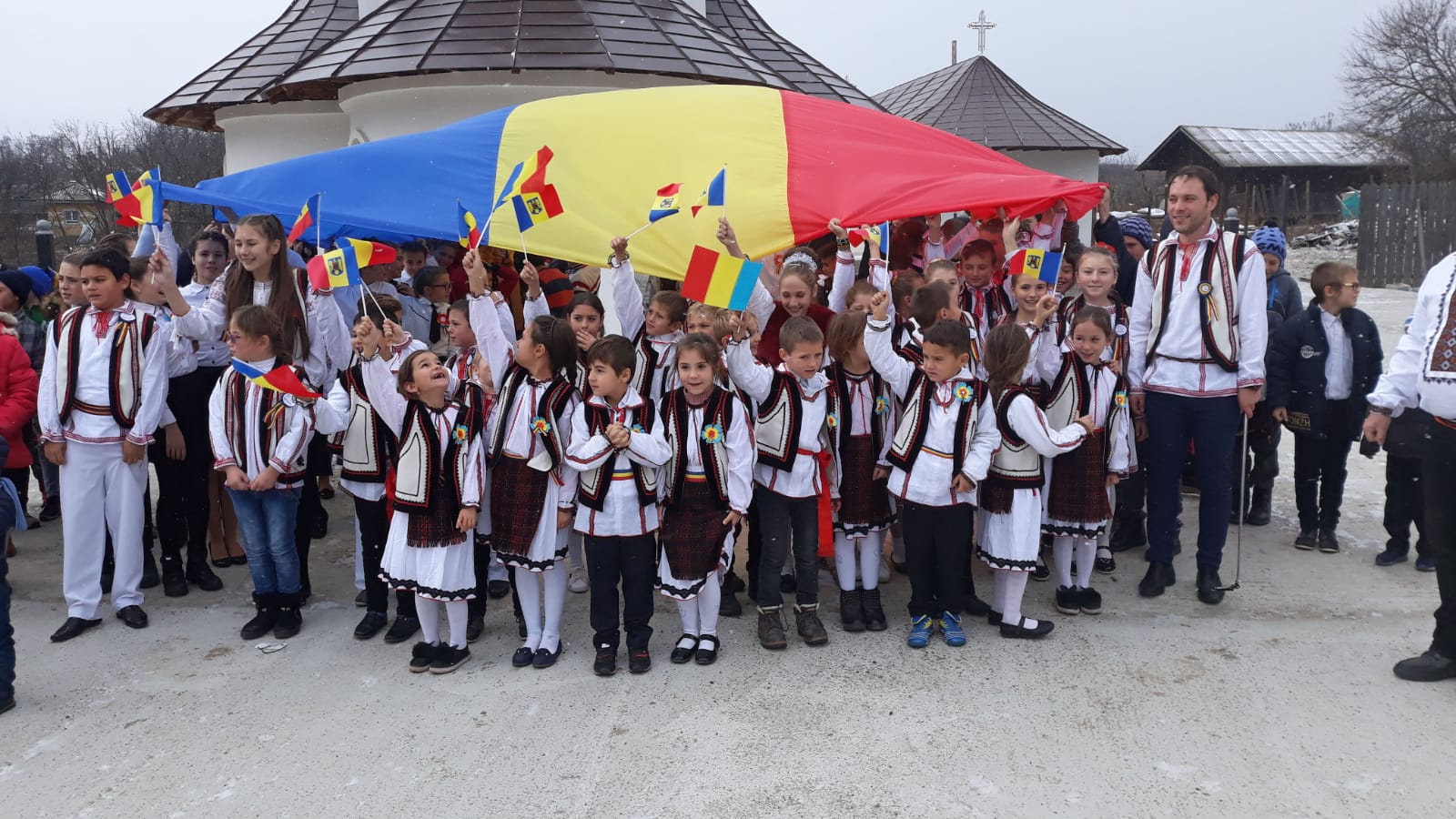 GALERIE FOTO/ Zeci de mii de elevi și cadre didactice din județul Vaslui au îmbrăcat costumele naționale. Mobilizarea a fost fără precedent în istoria județului