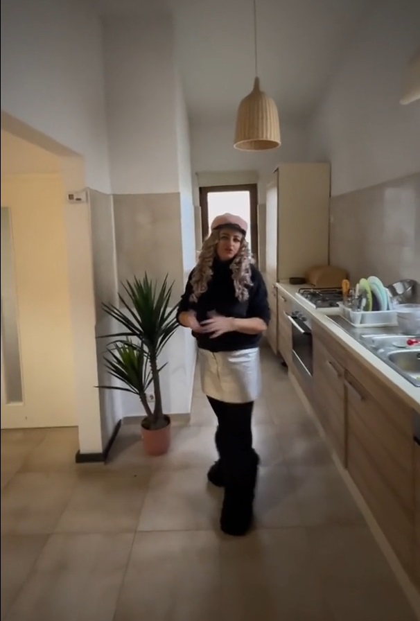 Casa din Snagov a Sânzianei Buruiană e platou de filmare pentru un serial de la Antena 1. Vila de lux e estimată la 500.000 de euro