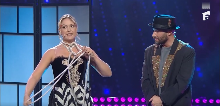 Mihai Bendeac, pus în genunchi de o concurentă la „The Ticket”. Primele imagini din noul show care va începe la Antena 1