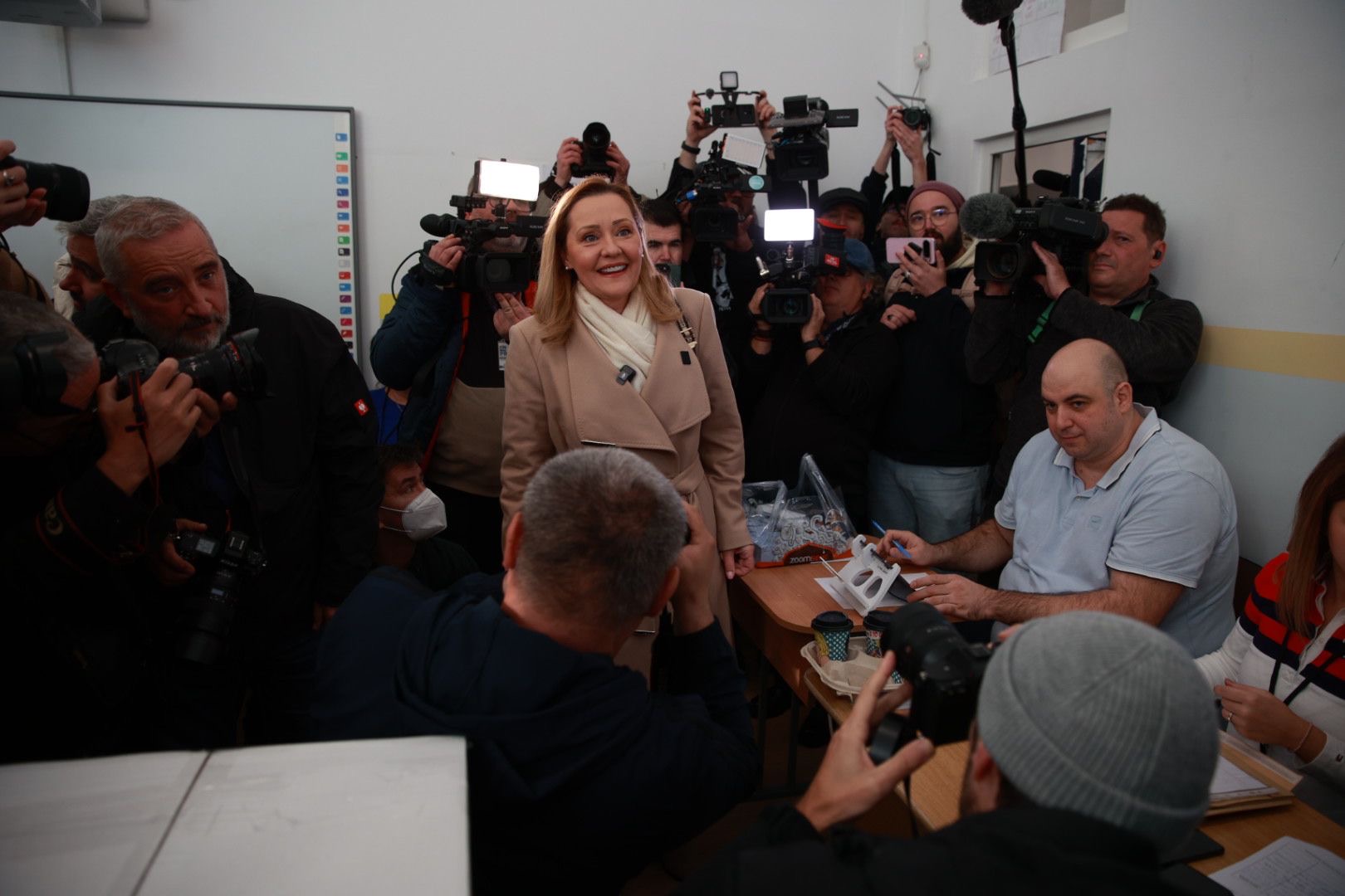 Cât costă paltonul purtat de Elena Lasconi în ziua alegerilor prezidențiale din 24 noiembrie. Ce a adus la secția de votare: „Fără blat”