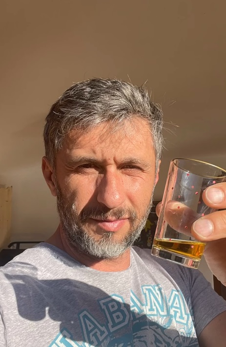 Imagini cu livada de la sat a lui Dragoș Bucur și a Danei Nălbaru. L-au implicat pe Kadri, fiul lor care nu merge la școală, în treburile gospodăriei