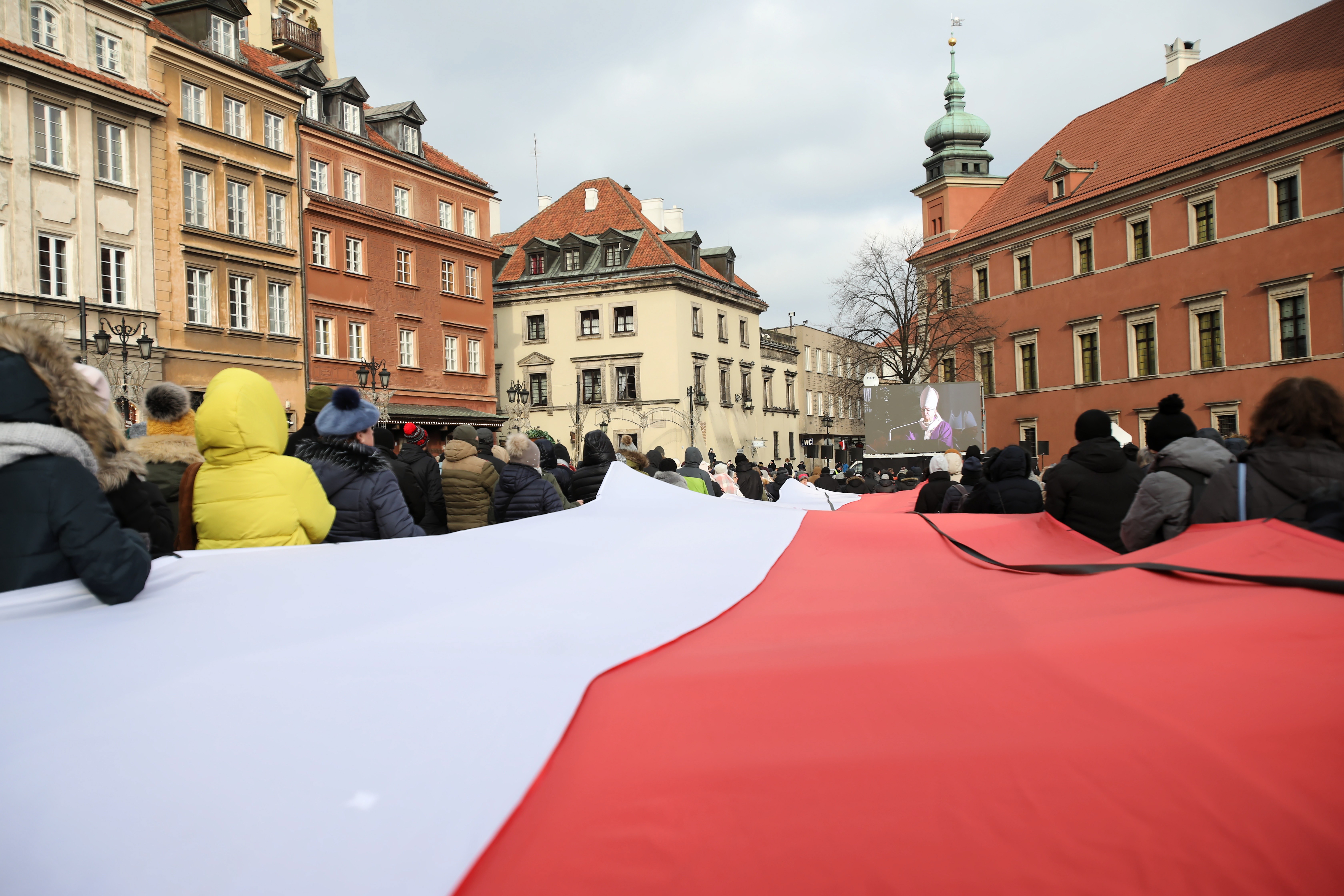 GALERIE FOTO: Zeci de mii de oameni l-au condus pe ultimul drum pe primarul din Gdansk, înjunghiat pe scenă, în timpul unui eveniment