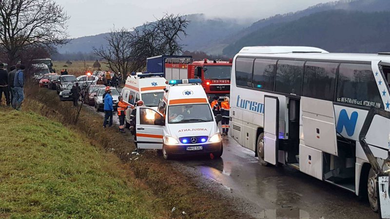 UPDATE | Un autobuz cu 50 de călători s-a ciocnit de un camion, în Maramureș. 17 răniți