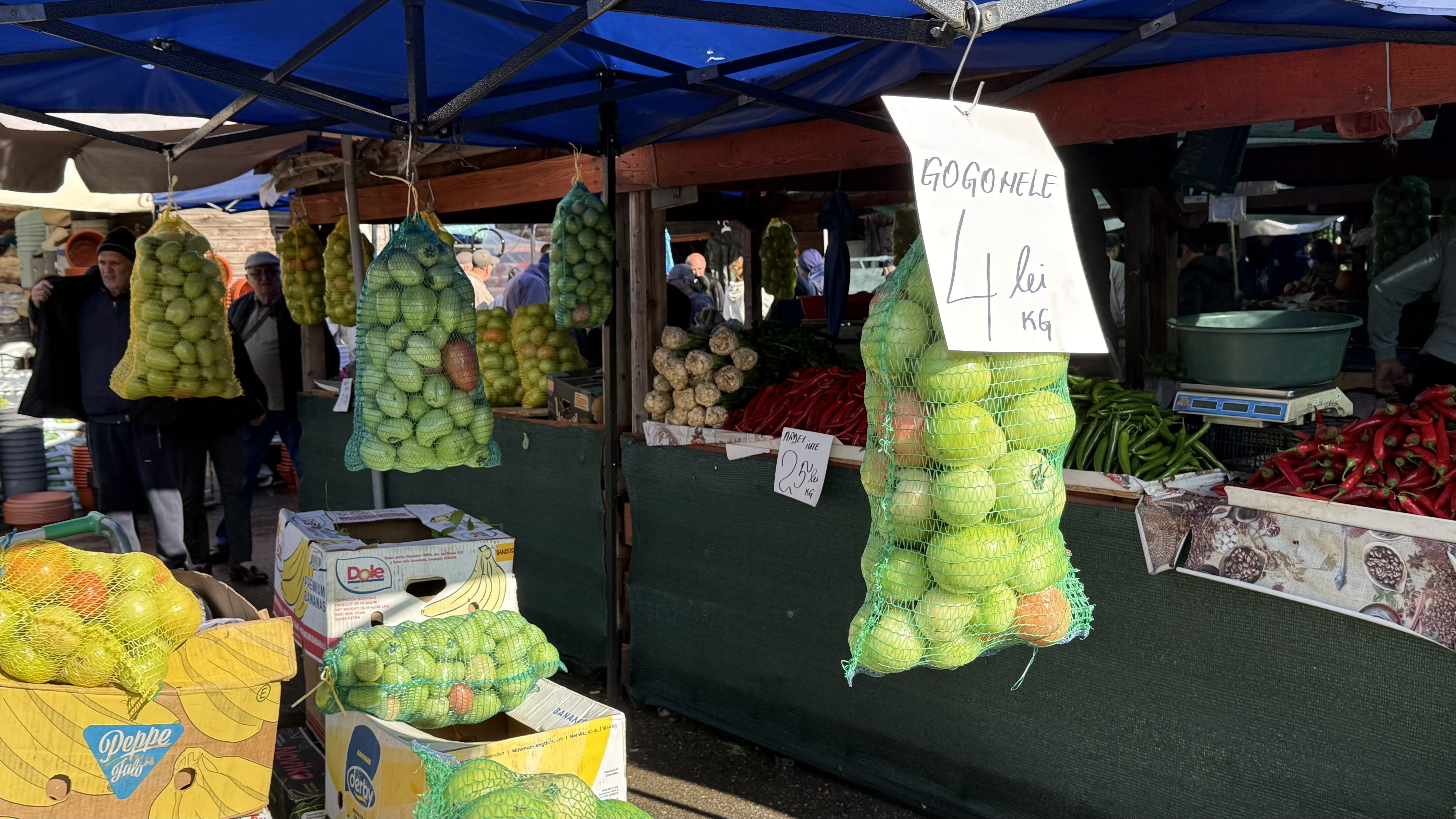 Murăturile din Piața Obor s-au scumpit mai mult decât carnea. „Cum să coste hreanul atât?! Rasolul de porc e la 14 lei în hală, am înnebunit?!”