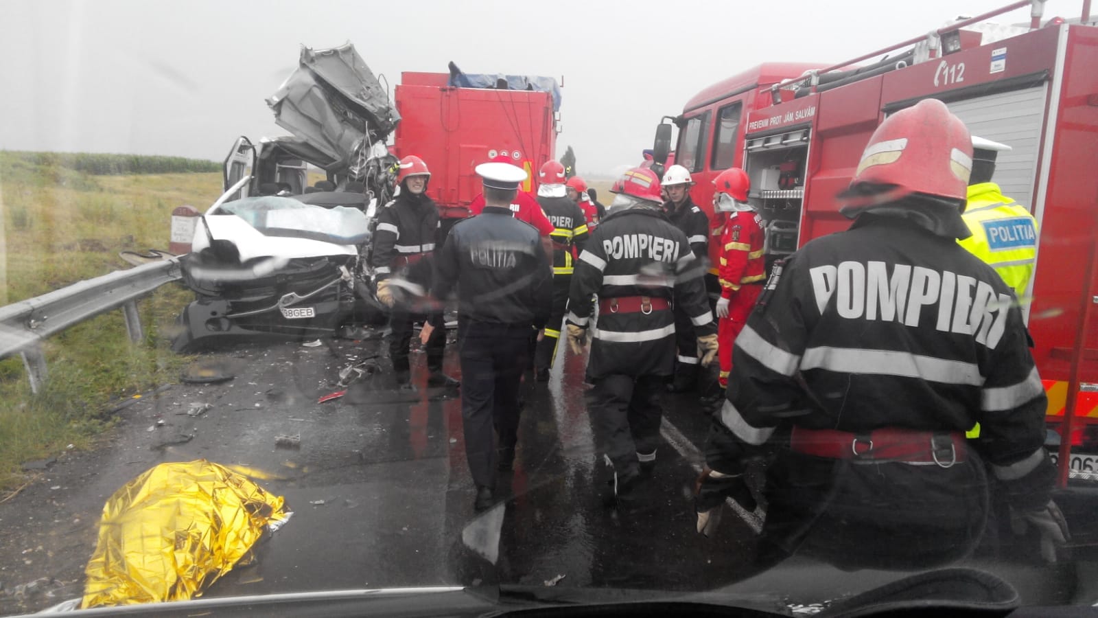 Doi morți și patru răniți într-un accident în Brăila. Un microbuz a fost lovit de un TIR intrat pe contrasens/ FOTO&VIDEO