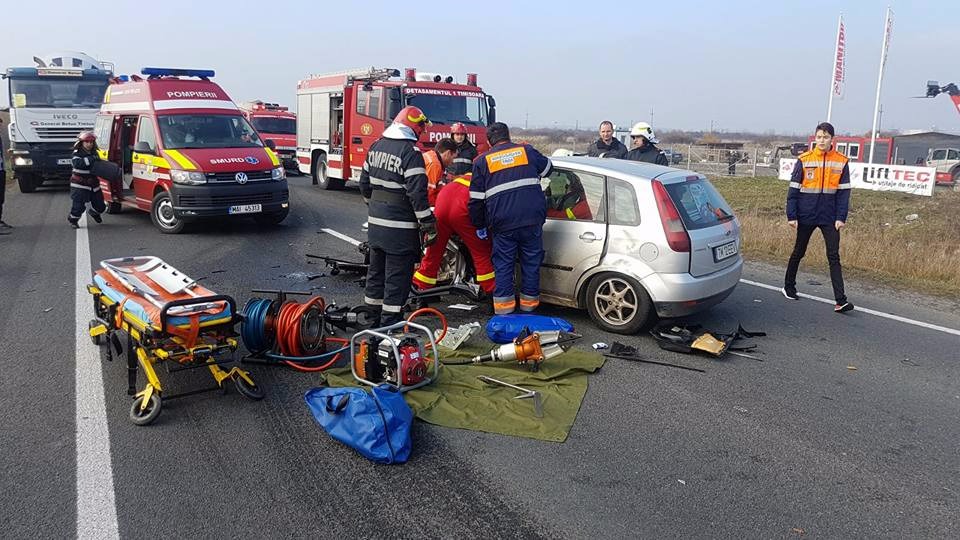 Accident în Timiș. Un șofer de 22 de ani a trimis trei oameni la spital, după ce a întors fără să se asigure