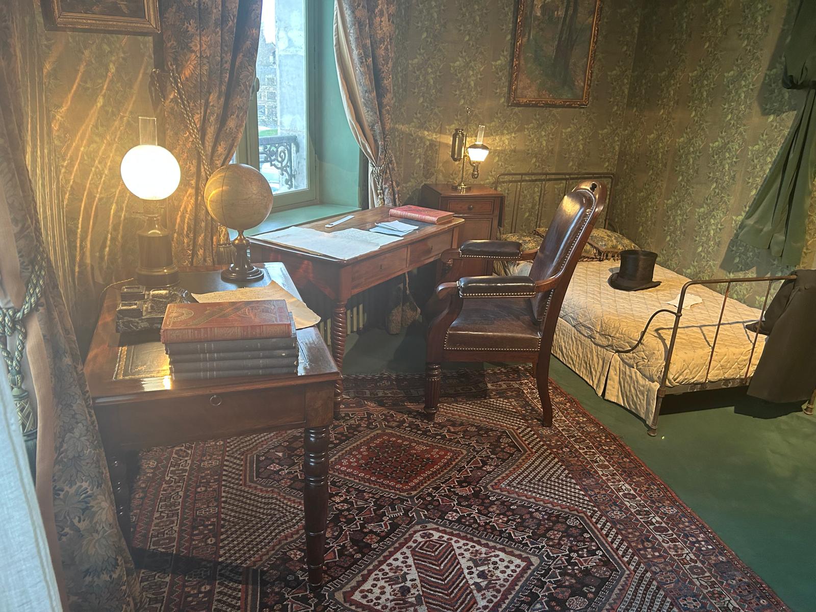 Legătura dintre casa lui Jules Verne din Amiens și București. „Ocolul Pământului” prin orașul unde autobuzele au pe ele poza scriitorului despre care se spune că s-a iubit cu o româncă