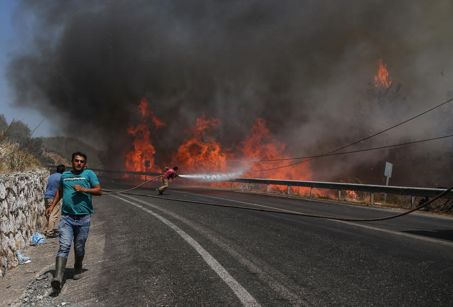„Nu am mai văzut așa dezastru”. Imagini cu incendiile devastatoare din Turcia | VIDEO