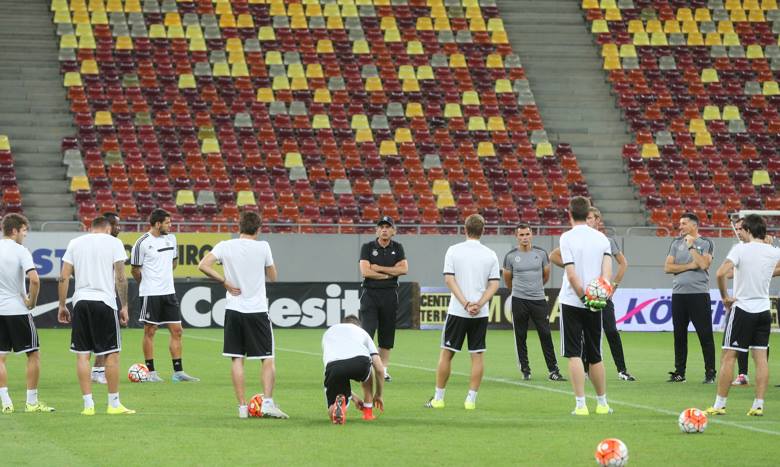 Sârbii de la Partizan s-au delectat înaintea meciului cu Steaua răsfoind reviste cu femei sexy. Ce frumuseți au în delegație! / VIDEO