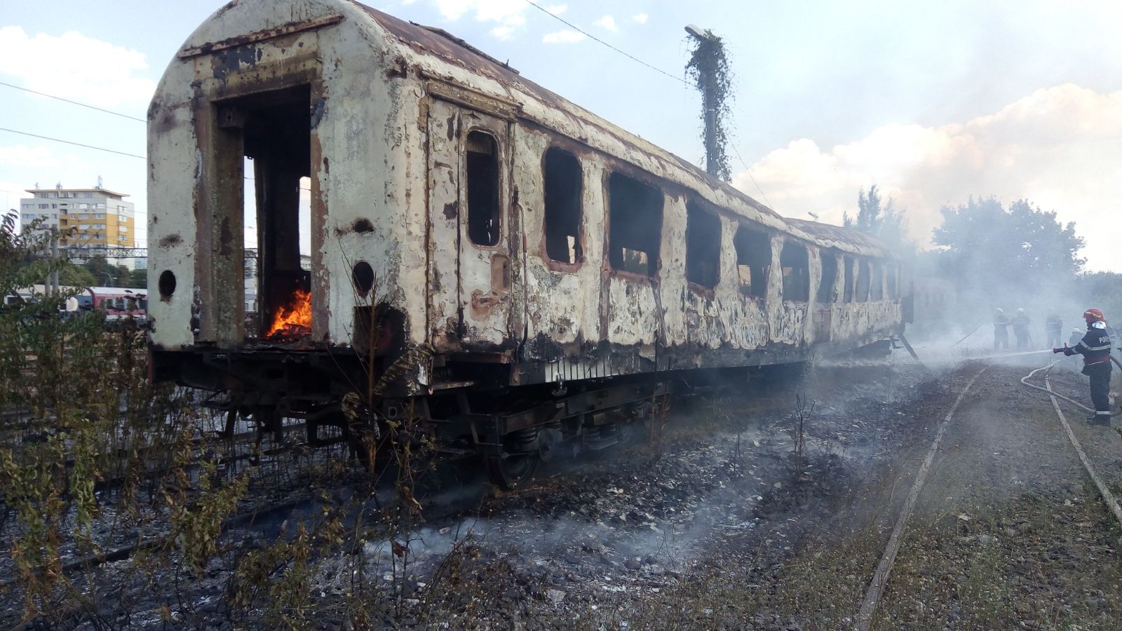 UPDATE: Incendiu în Gara Basarab, la un vagon dezafectat. Pompierii au stins flăcările - FOTO