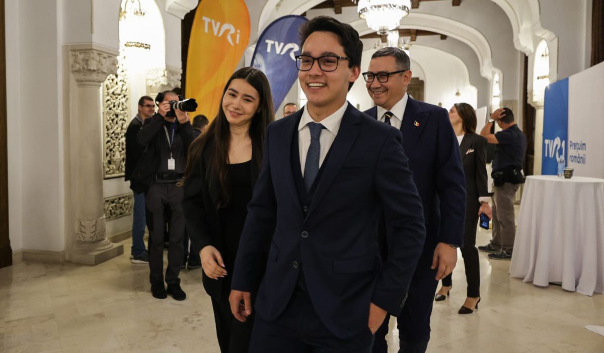 Imaginile nevăzute la dezbaterea electorală de la TVR, la care n-a vrut să vină George Simion. Ce carte citea Victor Ponta