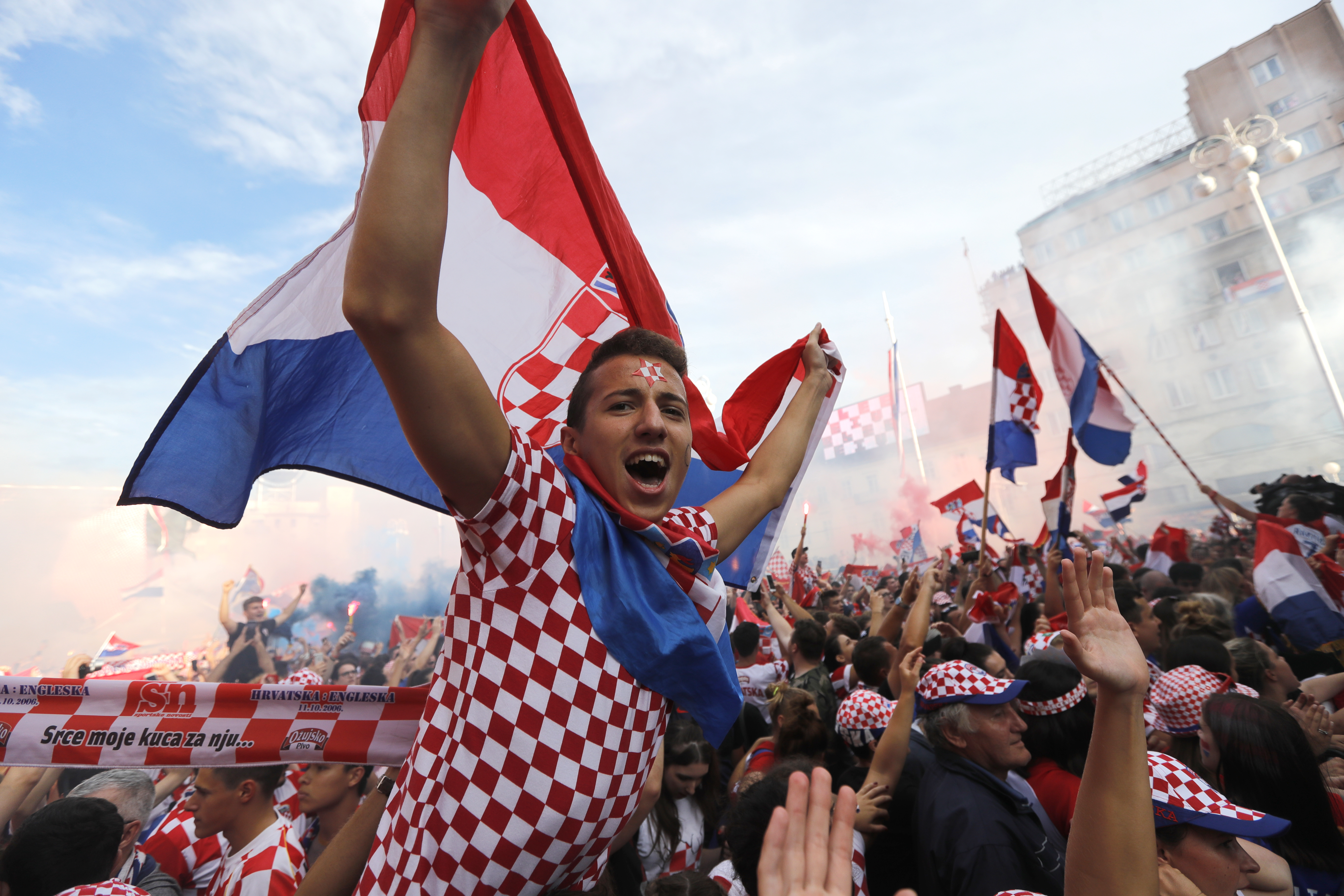 FOTO /  Cum au reacționat fanii croați, după ce Franța a câștigat Cupa Mondială. Imagini din Zagreb